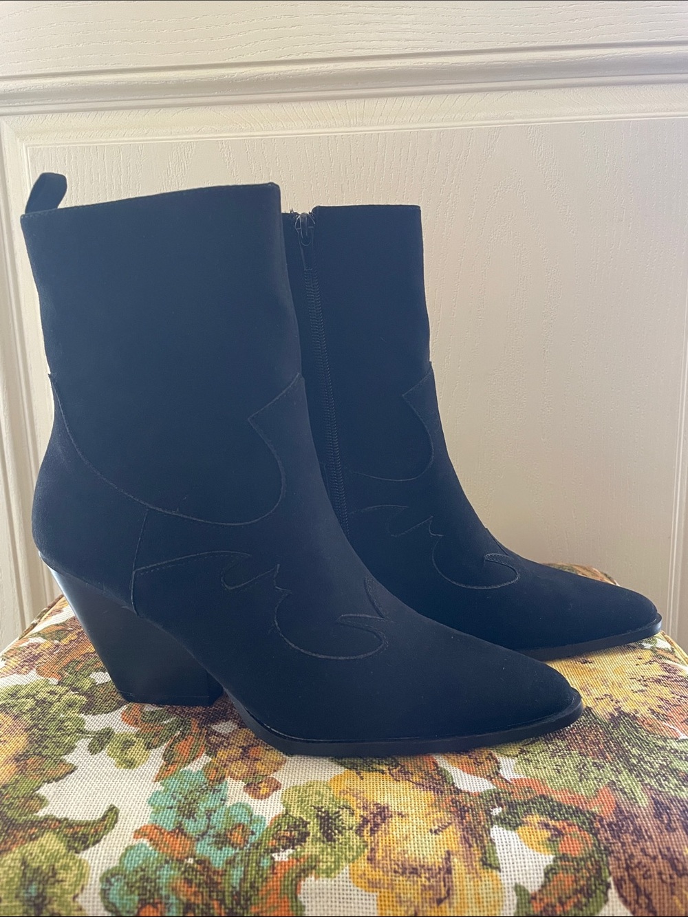 Qupid Women’s Black Suede Mid-Heel Ankle Boots sz7